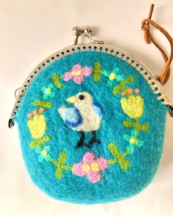 お花のリースと小鳥の刺繍がま口（ブルー） 2枚目の画像