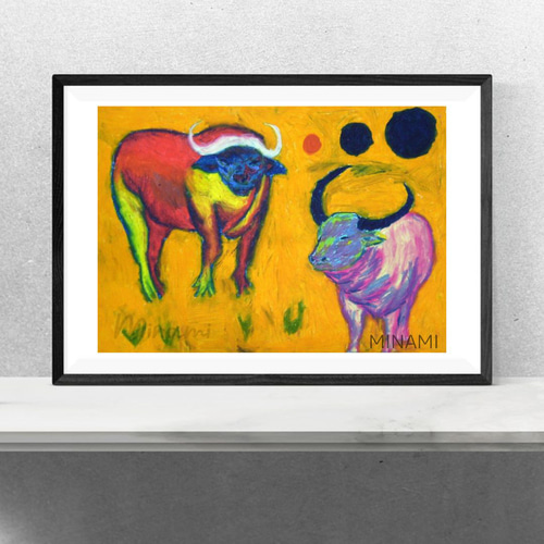 水牛】オレンジ色の背景と色鮮やかな水牛の姿が、大自然の力強さと精神