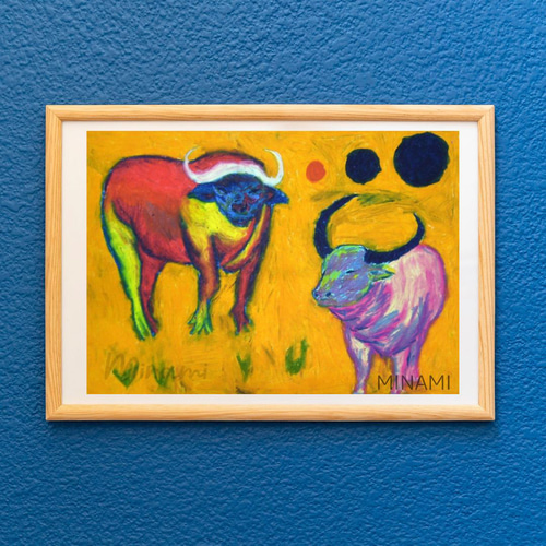 水牛】オレンジ色の背景と色鮮やかな水牛の姿が、大自然の力強さと精神