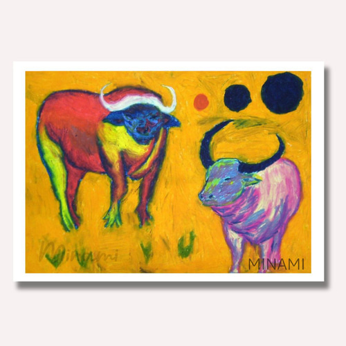 水牛】オレンジ色の背景と色鮮やかな水牛の姿が、大自然の力強