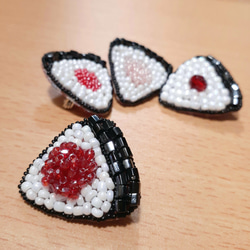 すじこのおにぎりブローチ ＊オートクチュールビーズ刺繍 1枚目の画像