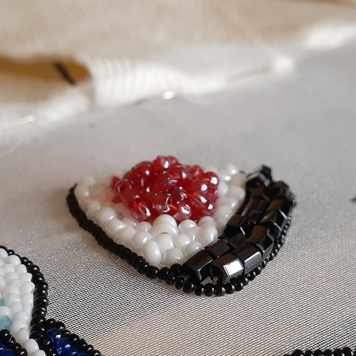 すじこのおにぎりブローチ *オートクチュールビーズ刺繍 すじこのおにぎりブローチ *オートクチュールビーズ刺繍