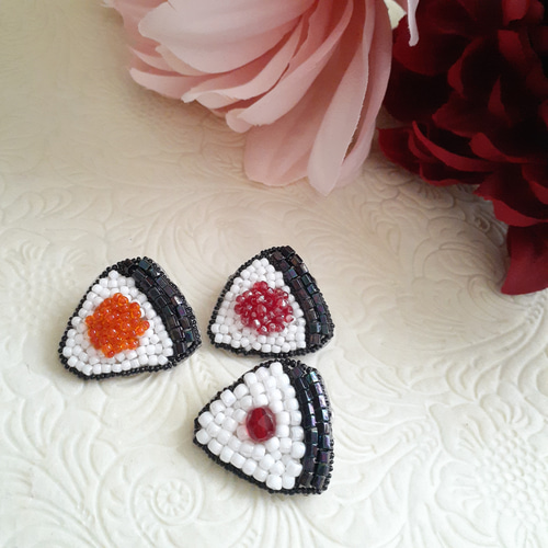 すじこのおにぎりブローチ ＊オートクチュールビーズ刺繍