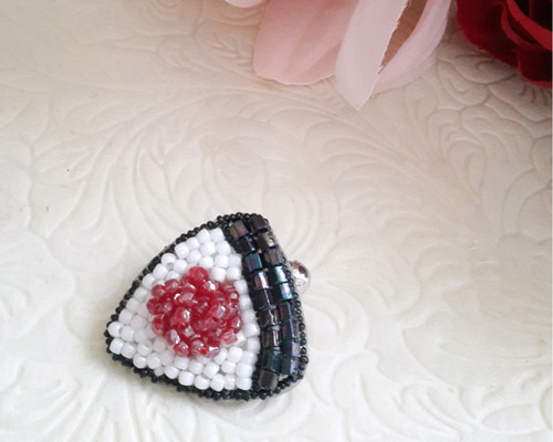すじこのおにぎりブローチ ＊オートクチュールビーズ刺繍 ブローチ