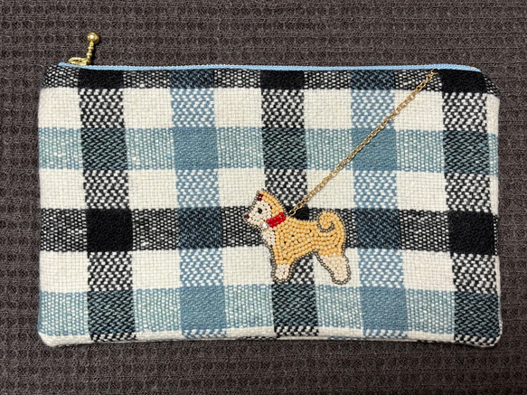 刺繍のファスナーポーチ☆お散歩ワンちゃん（ブルー） 1枚目の画像