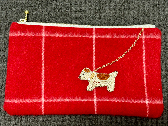 刺繍のファスナーポーチ☆お散歩ワンちゃん（レッド） 4枚目の画像