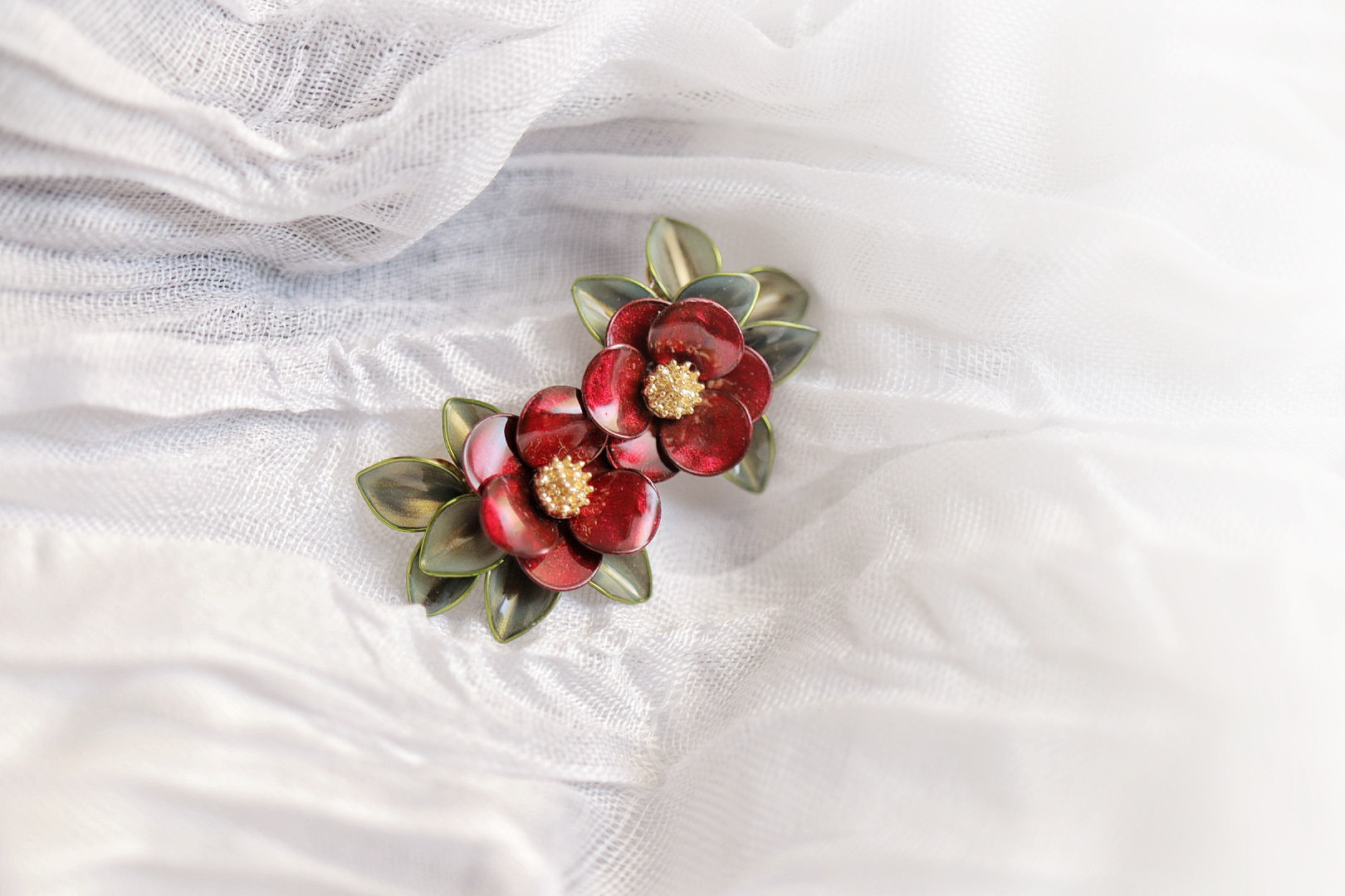 艶やかな赤椿ブローチ（２輪）　クリスマス/お正月/成人式/着物/浴衣/和装/ブローチ