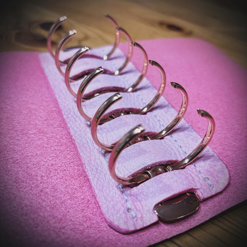 【少し時間を頂きます】アラスカレザーミニ 6手帳（ピンク）リング径30ミリ 少し時間を頂きます】アラスカレザーミニ 6手帳（ピンク）リング径30