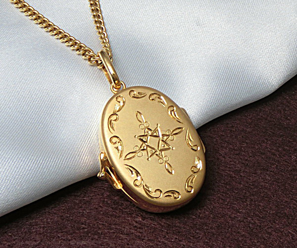 【手彫り】遺骨入れ＆写真入れ兼用・ロケットペンダント/銀製/純金仕上・楕円形　遺骨と写真を両側に入れることが可能。日本製