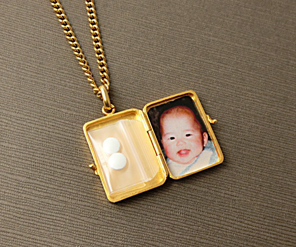 【手彫り】遺骨入れ＆ロケットペンダント/銀製：純金仕上/角形　◎遺骨と写真を同時に両側に入れることができます◎日本製