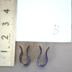 Titanium ear cuff・ペアチタンイヤーカフ・しずく型・ヘアライン・青や紫・受注生産 4枚目の画像