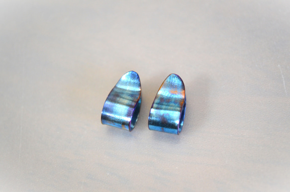 Titanium ear cuff・ペアチタンイヤーカフ・しずく型・ヘアライン・青や紫・受注生産 1枚目の画像
