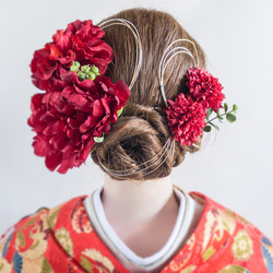 ダリアと小さい胡蝶蘭の髪飾り 成人式・結婚式・卒業式に 赤 和風 和装 アーティフィシャルフラワー 1枚目の画像