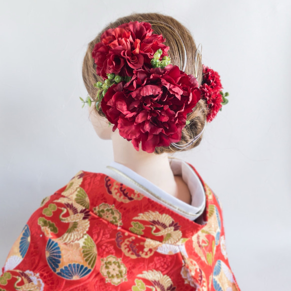 ダリアと小さい胡蝶蘭の髪飾り 成人式・結婚式・卒業式に 赤 和風 和装 アーティフィシャルフラワー 3枚目の画像
