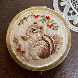 リス ミラー 手鏡 ハンドメイド 手刺繍 刺繍 プレゼント ギフト 木苺
