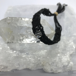 神聖なヘンプ糸と浄化の天然石水晶が融合したブレスレット　黒 1枚目の画像
