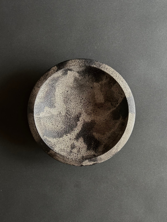 蒔地漆皿　リム深皿　黒錫仕上げ　20cm 1枚目の画像