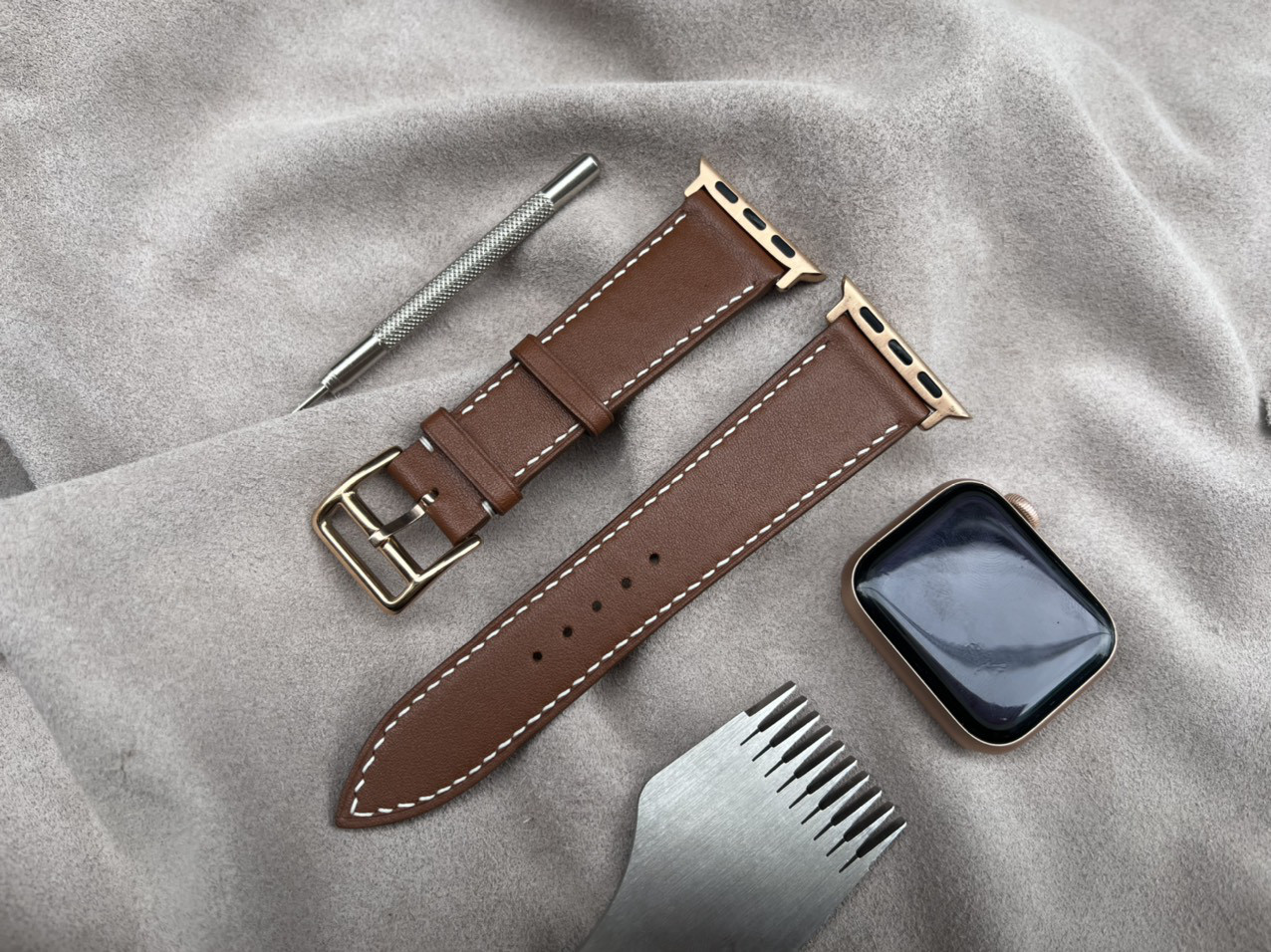 Apple Watch レザーストラップは、白と白の糸が入った高品質のブラウンフランス産牛革を使用しています（送料無料）