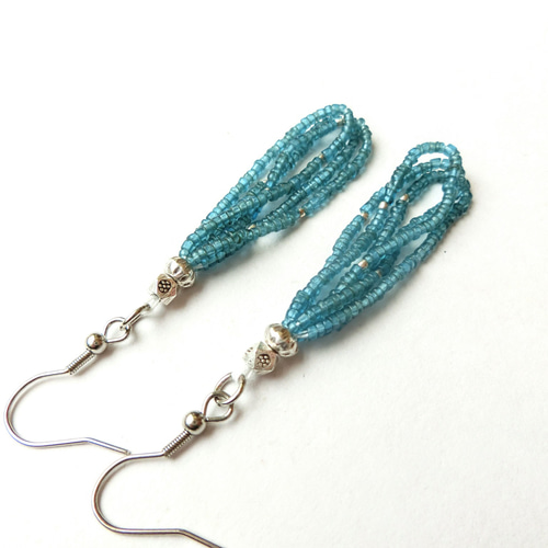 ナガ族アンティークビーズとジャワ極小アンティークビーズとカレンのシルバーのピアス ナガ族アンティークビーズとジャワ極小アンティークビーズと