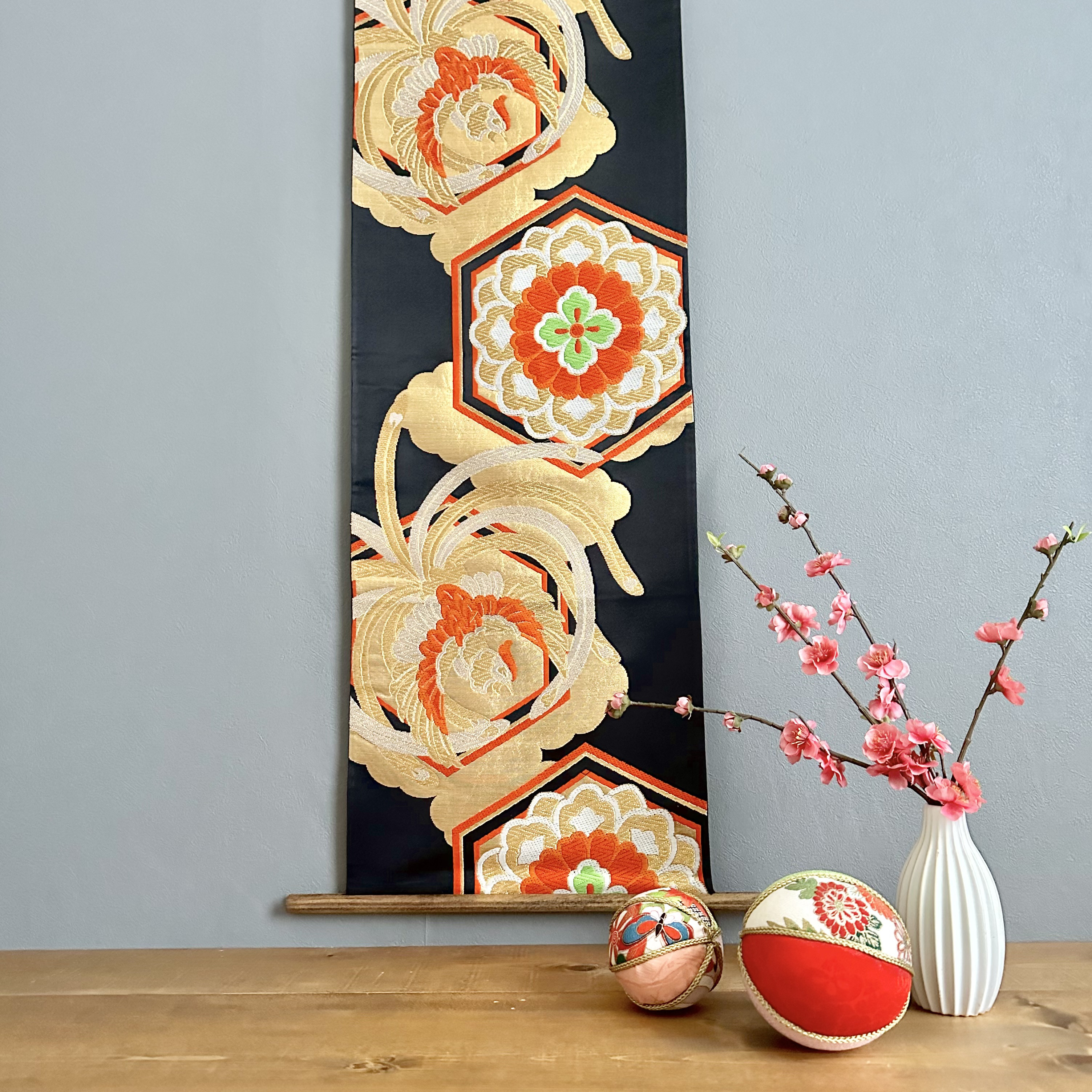 帯をリメイクした飾り結びのあるタペストリー 帯をリメイクした飾り結びのあるタペストリー その他インテリア雑貨