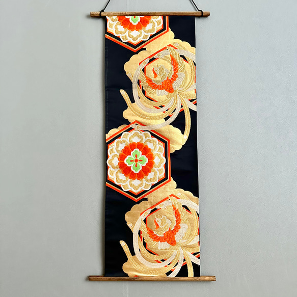 帯のタペストリー　漆黒に金色の鳳凰と菊　着物リメイク インテリア　掛け軸 　ひなまつり　ギフト　古民家　壁飾り　日本 3枚目の画像