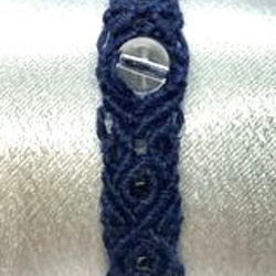 神聖なヘンプ糸と浄化の天然石水晶が融合したブレスレット　濃紺 2枚目の画像