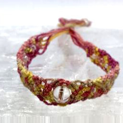 神聖なヘンプ糸と浄化の天然石水晶が融合したブレスレット　暖色系 4枚目の画像