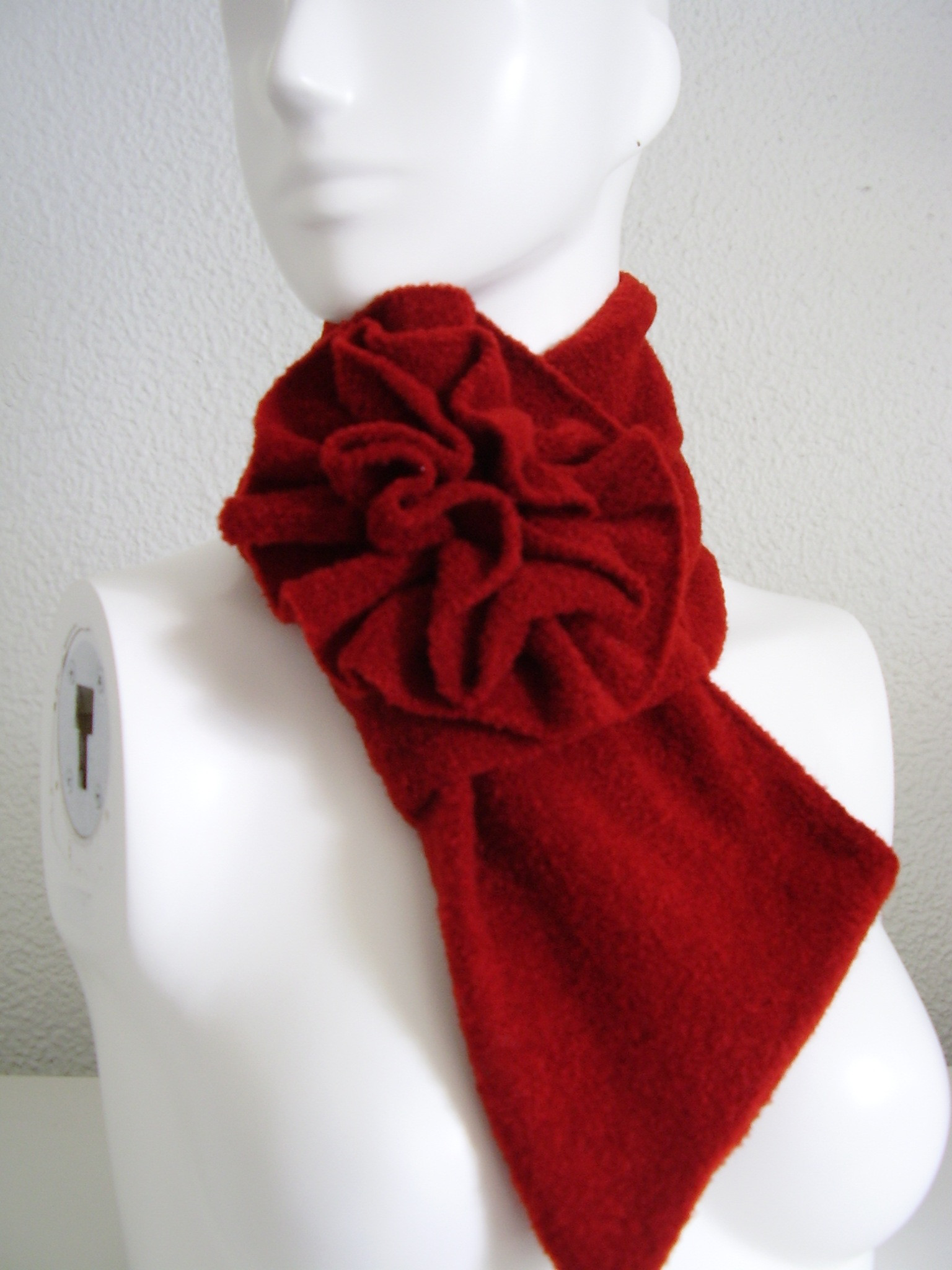 柔らかくてふわふわのニットミニマフラー　お花　深みのある赤