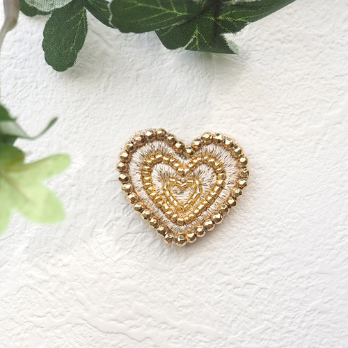 ゴールドハートのビーズブローチ〈中サイズ〉｜大人可愛いシンプル