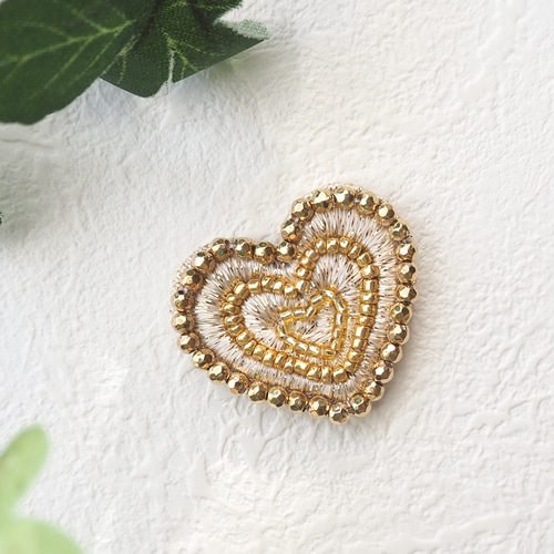 ハート ブローチ ゴールド ゴールドハートのビーズブローチ〈中サイズ〉｜大人可愛いシンプル
