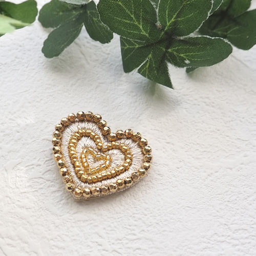 ゴールドハートのビーズブローチ〈中サイズ〉｜大人可愛いシンプル