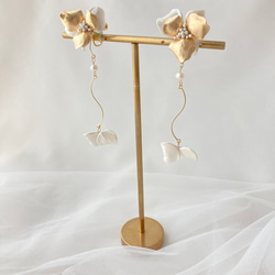 結婚式　花嫁　ウェディング ゴールド　白　揺れる　ピアス・イヤリング　 軽い　 パール　 E020 4枚目の画像