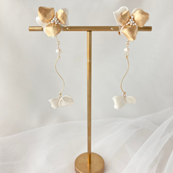 結婚式　花嫁　ウェディング ゴールド　白　揺れる　ピアス・イヤリング　 軽い　 パール　 E020 3枚目の画像
