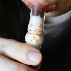 縁起がいいね♡【招き猫ストロー】冷たい飲み物でほっぺと小判の色が変化するよ！ 1枚目の画像