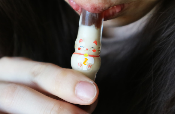 縁起がいいね♡【招き猫ストロー】冷たい飲み物でほっぺと小判の色が変化するよ！ 1枚目の画像