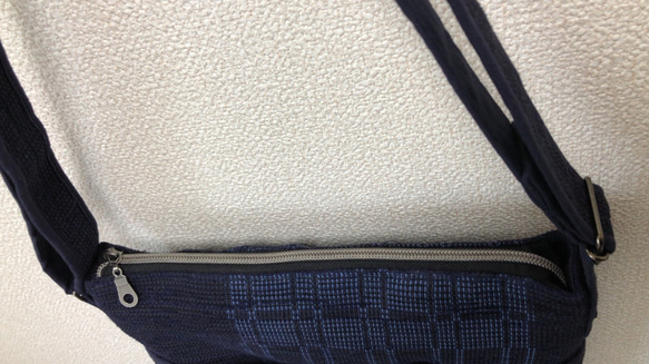 裂き織り　水色チェックのショルダーバッグ（濃紺） 5枚目の画像