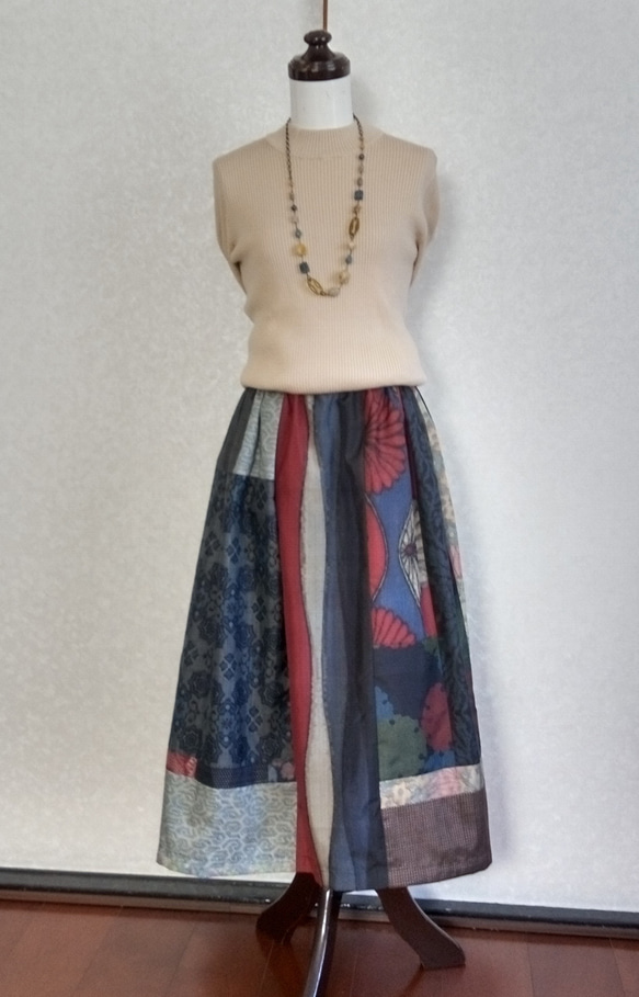 着物リメイク♪ストール付：たくさんの大島紬をパッチワークして作ったお洒落なスカート （裏地付き） 1枚目の画像
