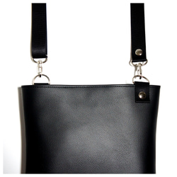 PVCレザーのスクエアサコッシュ（ブラック）《受注制作》［　ショルダー　ミニショルダー　ポシェット　黒　］ 8枚目の画像