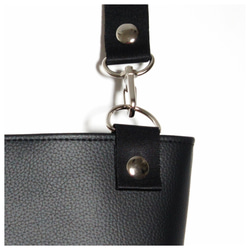 PVCレザーのスクエアサコッシュ（ブラック）《受注制作》［　ショルダー　ミニショルダー　ポシェット　黒　］ 9枚目の画像