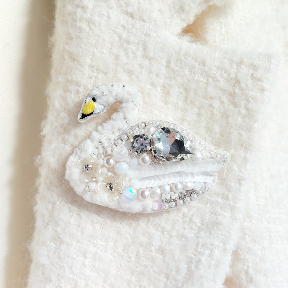 【ビーズ刺繍】白鳥のブローチ 3枚目の画像