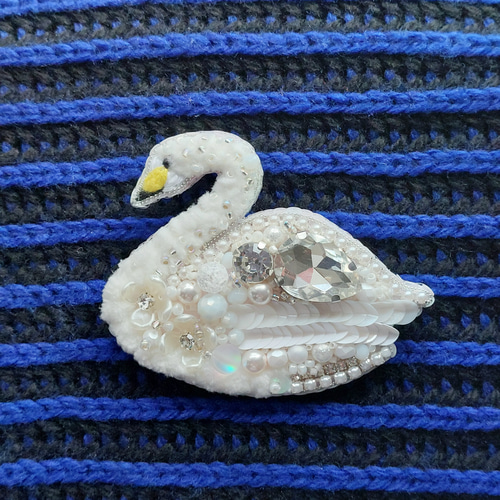 ビーズ刺繍】白鳥のブローチ ブローチ ANGE+(アンジュプラス
