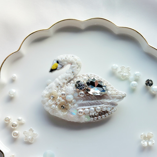 ビーズ刺繍】白鳥のブローチ ブローチ ANGE+(アンジュプラス