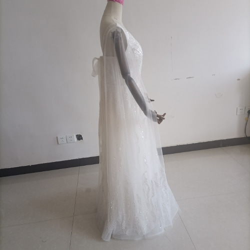 華やか オフホワイト ワンショルダー ドレス 背中見せ キラキラの  