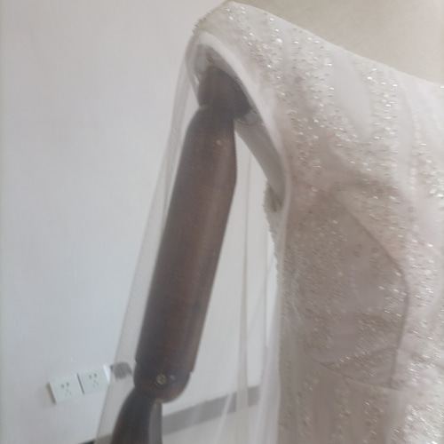 華やか オフホワイト ワンショルダー ドレス 背中見せ キラキラの  