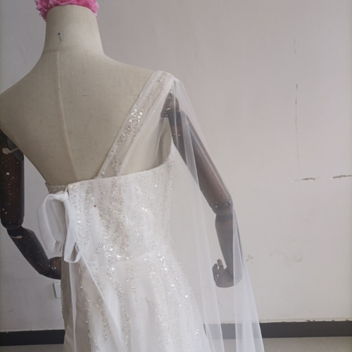 華やか オフホワイト ワンショルダー ドレス 背中見せ キラキラの  