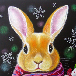 冬を楽しんでいるウサギさん・マフラー・手袋・雪うさぎ・雪の結晶・もふもふ・寒いの平気・パステル画・一点物・フレーム付き 3枚目の画像