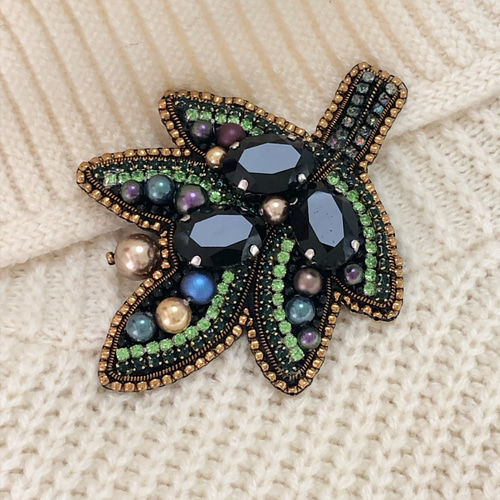 ビーズ刺繍 たっぷりビジューのオリーブブローチ ブローチ Lien 通販