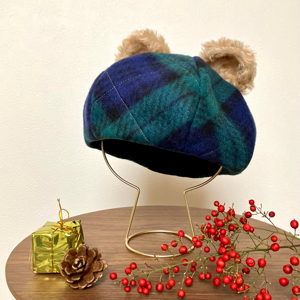クリスマスカラー　タータンチェックのテディベアベレー帽（くま耳帽子　緑チェック） 1枚目の画像