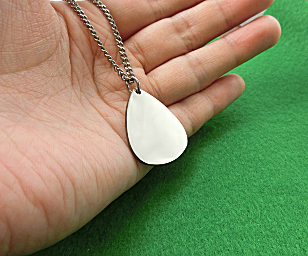 チタン製ピック・ペンダントネックレス　　【チタン製ギターピックをペンダントにしました。】日本製