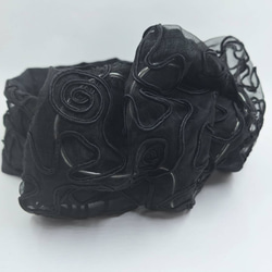 Petitbebe黑色浮雕印花扭轉大蝴蝶結軟鐵絲髮帶 第2張的照片